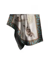 Pañuelo de seda estampado en tonos verde, celeste, marrón y lila.