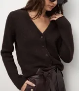 Cardigan de punto color marrón oscuro, con escote en V, cierre frontal con botones y mangas largas.