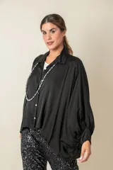 Camisa oversize marrón de viscosa con mangas largas terminadas en puños fruncidos.