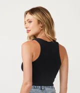 Top cropped sin mangas, color marrón oscuro, de corte ajustado al cuerpo y cuello redondo. Presenta textura acanalada.