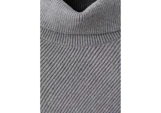 Jersey gris de punto con cuello vuelto, diseño oversize de manga larga y silueta asimétrica.