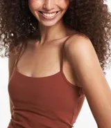 Vestido corto color rosado, de escote recto, con breteles finos y confeccionado en algodón con elastano.