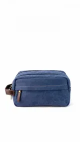 Neceser de tela canvas color azul con doble compartimento y cierre. Incluye un bolsillo frontal, asa lateral de cuero sintético y detalles de costuras reforzadas.