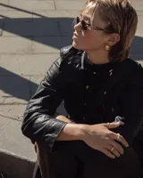 Aros tipo argollas de diseño artesanal con acabado texturizado y forma irregular. Fabricados en bronce y alpaca, con pernos y cierres de plata 925.