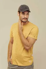Remera de cuello redondo y manga corta, color beige con estampado de pequeños motivos playeros.