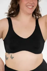 Soutien de copa sin costura color negro, confeccionado con fibra LYCRA® reforzada doble con aro interior y tirantes anchos.