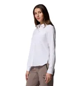 Camisa de manga larga Columbia en color blanco, diseñada con tecnología Omni-Shade y Omni-Wick. Presenta cuello clásico, cierre frontal con botones y un bolsillo en el pecho con etiqueta de la marca.