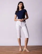 Pantalón capri de denim elastizado, color celeste.