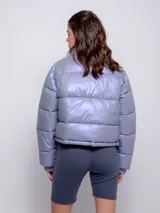 Calza corta de lycra color gris azulado con brillos.