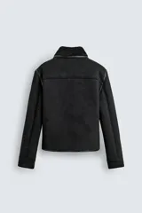 Cazadora cropped fit de tejido efecto piel en color marrón, con interior de borreguillo a tono. Presenta cuello solapa, cierre frontal con botones, bolsillos de plastrón en el pecho y bolsillos de vivo en la cadera.