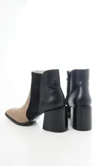 Botas cortas de cuero vacuno en combinación de colores tostado y negro, con diseño bicolor y paneles laterales de gamuza, punta cuadrada y taco bloque ancho.