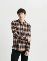 Camisa de franela de manga larga con estampado de cuadros escoceses, cuello button-down y cierre frontal con botones.