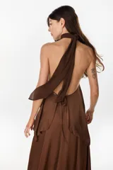 Top de satén fluido y crep texturado, color marrón, con diseño halter que se ata al cuello y deja los hombros y la espalda descubiertos.