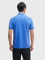 Polo de manga corta color verde menta, confeccionado en piqué de algodón, con cuello y tapeta de tres botones. Presenta un logo bordado tono sobre tono en el pecho.