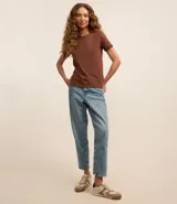 Remera tipo t-shirt de algodón, color beige claro, con cuello redondo y mangas cortas dobladas.