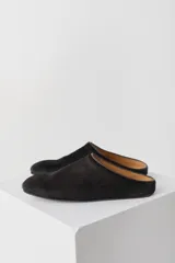 Zueco tipo mule de pelo natural en color camel, con diseño de punta cuadrada y plantilla de cuero.