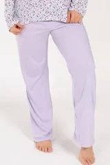 Pijama de algodón estampado con flores, compuesto por un buzo de manga larga con botones y un pantalón liso de tiro alto color lila.
