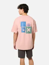 Camiseta color durazno con estampado en la espalda con motivos geométricos y texto.