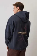Hoodie canguro de friza en color azul marino, con capucha ajustable, bolsillo frontal tipo parche y estampa tipográfica pequeña en el pecho.