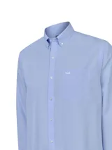 Camisa de manga larga para hombre, color celeste con microcuadros blancos, corte regular fit. Presenta cuello button-down y un pequeño logo bordado de un pato en el bolsillo del pecho.