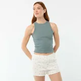 Pantalón corto de pijama blanco con estampado de pequeñas flores y detalles de ondas en el ruedo.