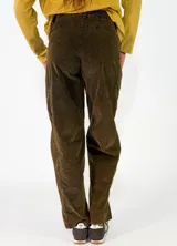 Pantalon de pana color marron oscuro, de corte recto y tiro medio, con costuras reforzadas en las rodillas y cierre frontal con boton.