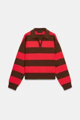 Jersey de punto a rayas horizontales en color marrón y rojo, con cuello polo y cierre frontal parcial, de manga larga y diseño holgado.