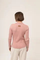 Camisa azul de punto 100% algodón con cuello polo, manga larga y cierre frontal con botones.