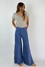 Pantalón azul de corte palazzo con cintura alta, bolsillos delanteros y laterales de crochet.