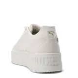 Championes Puma modelo Karmen II Animal Flair, de diseño urbano con plataforma alta. Presentan una capellada de color crema con el icónico logo de la marca en dorado y detalles laterales con estampado animal print. Cuentan con cierre de cordones y suela de goma con relieve.