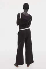 Pantalón de felpa liviana de mezcla de algodón, color marrón oscuro, de corte relajado con cintura elástica fruncida y piernas rectas.