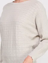 Buzo de punto calado en hilado fino, marca Allie Rose, de color gris. Presenta una silueta relajada con escote a la base, mangas largas de corte caído con puños ajustados y ruedo recto con pretina acanalada.