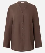 Camisa oversize color marrón de Marfinno, confeccionada en mezcla de viscosa y lino. Presenta cuello mao, escote en V con cierre frontal de botones, mangas largas y dobladillo redondeado.