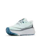 Championes de trail running Columbia modelo Konos Trillium ATR, color celeste claro con detalles en gris y azul. Presentan entresuela de espuma Techlite+ para amortiguación reactiva, sistema Navic Fit para mayor estabilidad en el talón y suela Adapt Trax con tacos de alta tracción para terrenos técnicos.