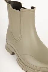 Botas de lluvia de caña baja color gris, con elástico lateral y suela track.