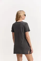 Vestido corto de manga corta color gris con efecto desgastado, de corte holgado y diseño liso.