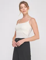 Top crop texturado color blanco, con escote recto y doble tirante fino.