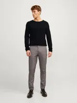 Sweater negro de punto con cuello redondo y mangas largas.