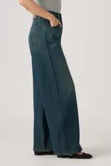 Jean de corte baggy, tiro medio y pierna ancha, color azul con efecto desgastado. Confeccionado en 100% algodón sin elasticidad.