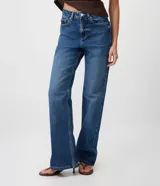 Pantalón de jean azul clásico de corte recto, con tiro alto, presillas para cinto y bolsillos funcionales.