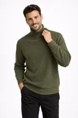 Polera de lana color verde oliva, con cuello alto y mangas largas con puños acanalados.