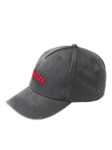 Gorro tipo baseball de color gris oscuro (asphalt) con visera curva. Presenta un bordado en hilo rojo en el frente con la palabra "Utility.".