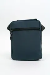 Morral de diseño compacto en color azul marino, con múltiples compartimentos con cierre, manija superior y correa ajustable para llevar al hombro. Incluye etiqueta con logo de la marca en la parte frontal.