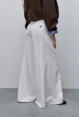 Pantalón wide leg de denim color blanco, de tiro alto y diseño clásico con perneras amplias.