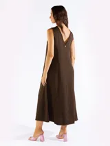 Vestido largo sin mangas de corte recto y holgado, con escote bote y bolsillos laterales. Confeccionado en mezcla de lyocell, viscosa y lino.