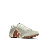 Championes de perfil bajo Merrell modelo Relay, confeccionados en una combinación de gamuza y malla transpirable en tonos verde oliva. Presentan un diseño distintivo con una pieza lateral de goma en color marrón con relieve, cierre de cordones tradicional y suela de goma con tracción.