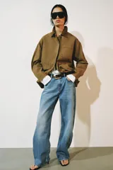 Jeans de tiro medio confeccionados en denim con efecto lavado, diseño de pernera curva y corte recto. Cuenta con cinco bolsillos, trabillas en la cintura y cierre frontal con cremallera y botón metálico.