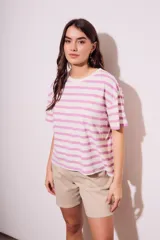 Remera de algodón blanca con rayas horizontales color lavanda, de corte recto y mangas cortas.