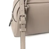 Cartera tipo baúl color gris, confeccionada en cuero sintético texturizado. Cuenta con doble asa de mano, correa bandolera regulable y extraíble, cierre superior, herrajes plateados, un bolsillo interno con cierre, dos bolsillos internos abiertos y forro de tela de algodón y poliéster.