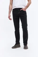 Jean de corte recto y tiro medio con efecto lavado, confeccionado en tejido de algodón con elastano. Presenta cierre frontal con botón y cremallera, bolsillos laterales y traseros, y trabillas para cinturón.